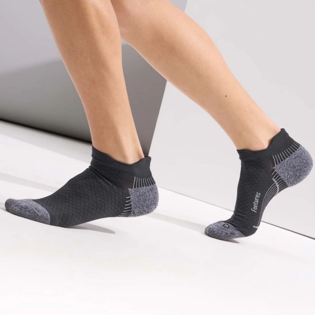 ถุงเท้าลดอาการเจ็บรองช้ำ Feetures Plantar Fasciitis Relief Light Cushion No Show